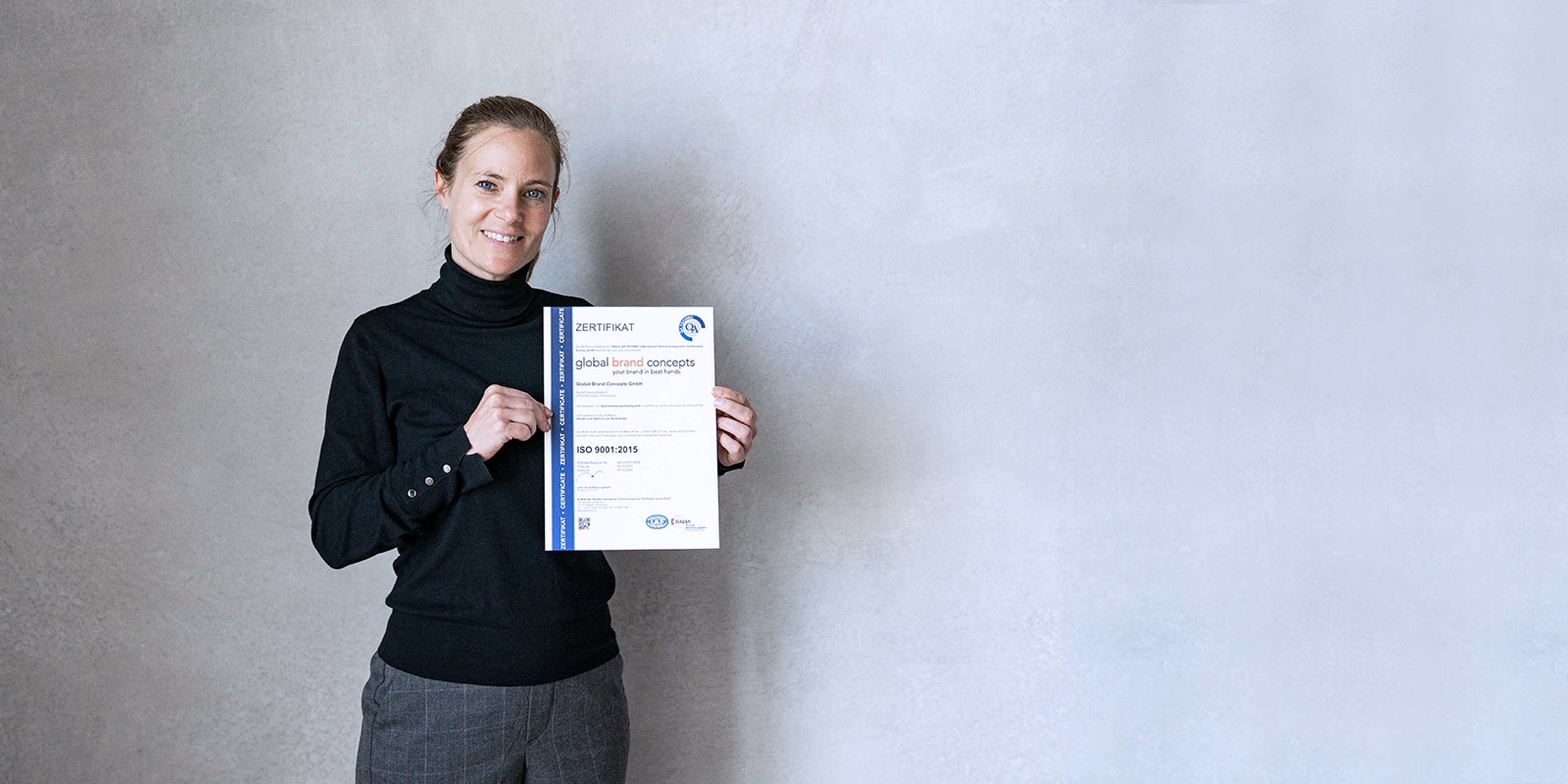 GBC Qualitaetsmanagerin Bettina mit unserem Zertifikat zur bestandenen ISO 9001:2015 Pruefung