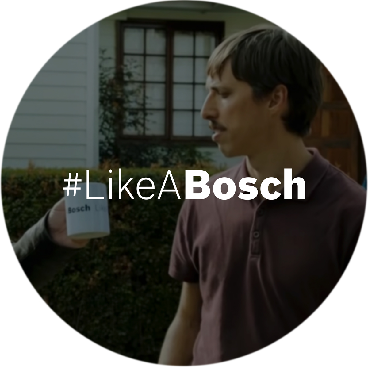 Logo "Like A Bosch" in weiß auf einem Bild mit Like A Bosch Shawn und Bosch Tasse