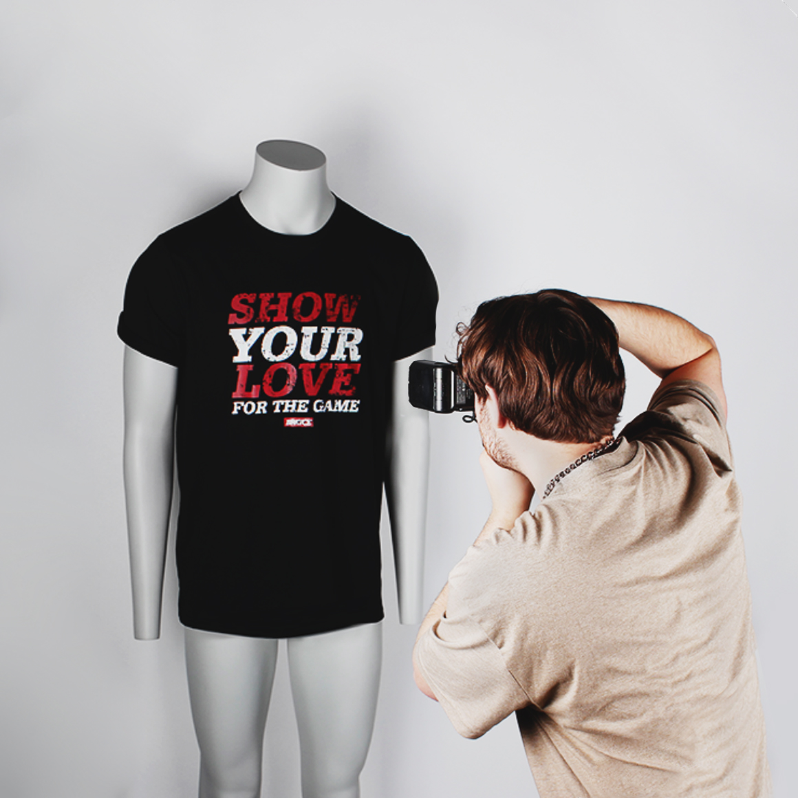 Produktfotografie eines schwarzen BRAYCE T-Shirts an einem Herren-Torso mit dem Aufdruck "Show your Love for the Game"