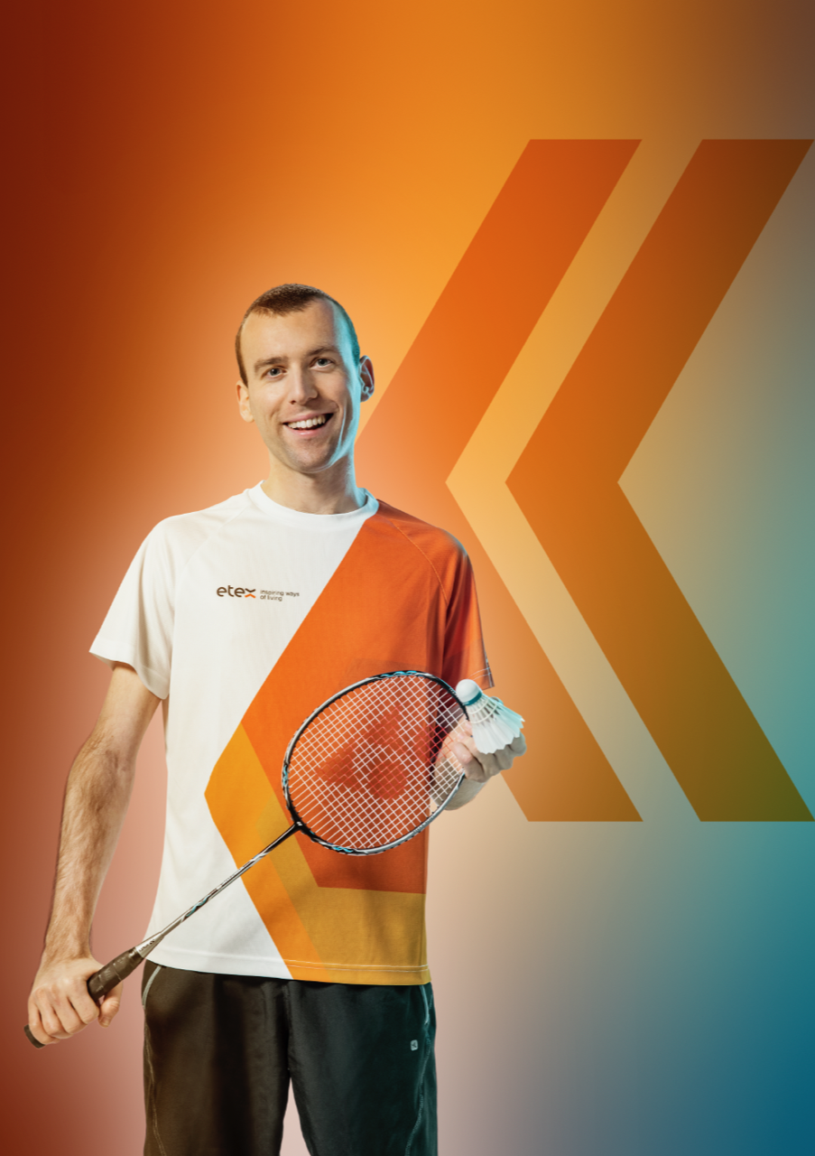 Badmintonspieler mit Schlaeger und Ball im neuen Etex-Teamshirt