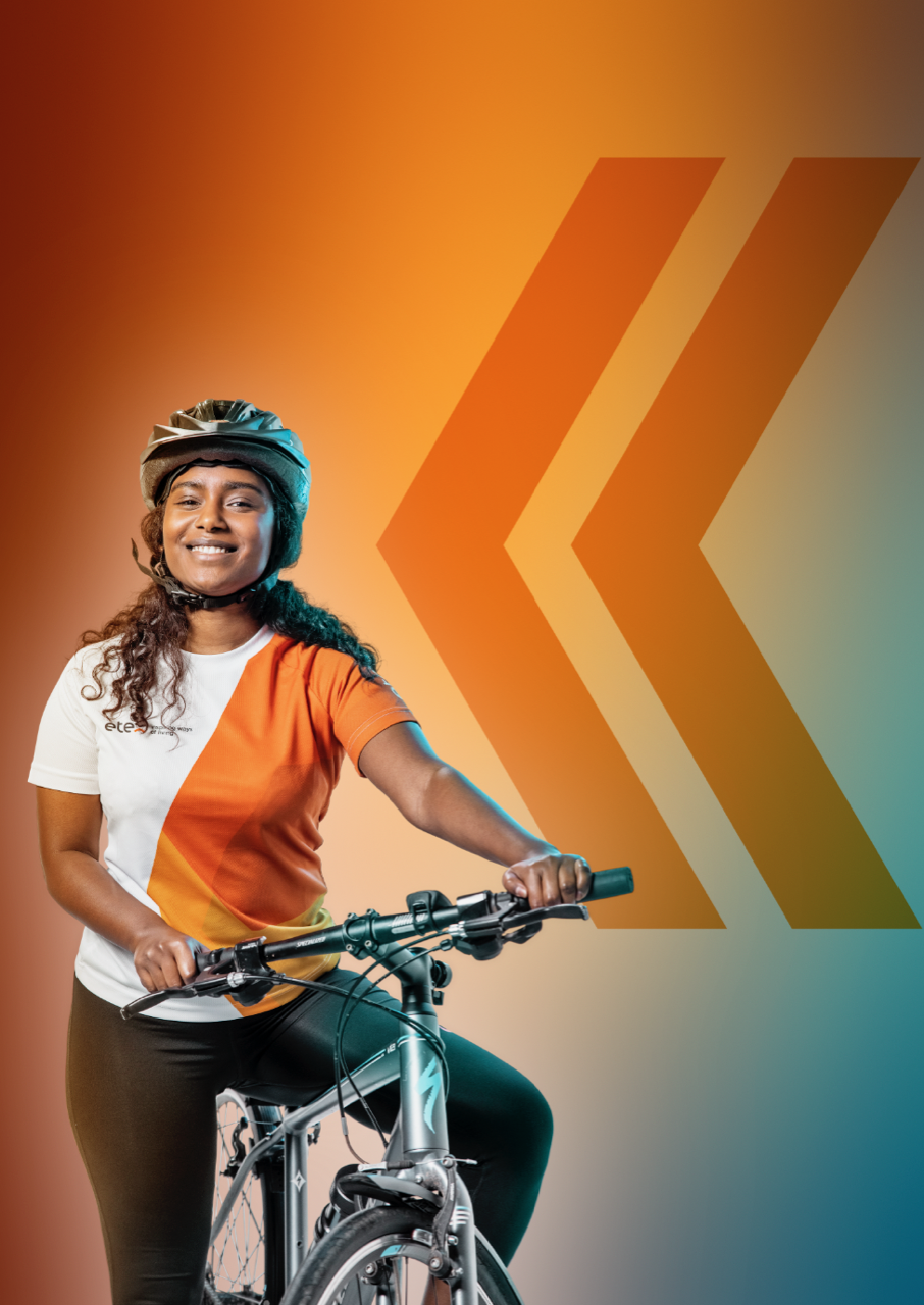 Sportliche Etex Mitarbeiterin ausgestattet mit neuem Team-Shirt von GBC, Fahrrad und Helm