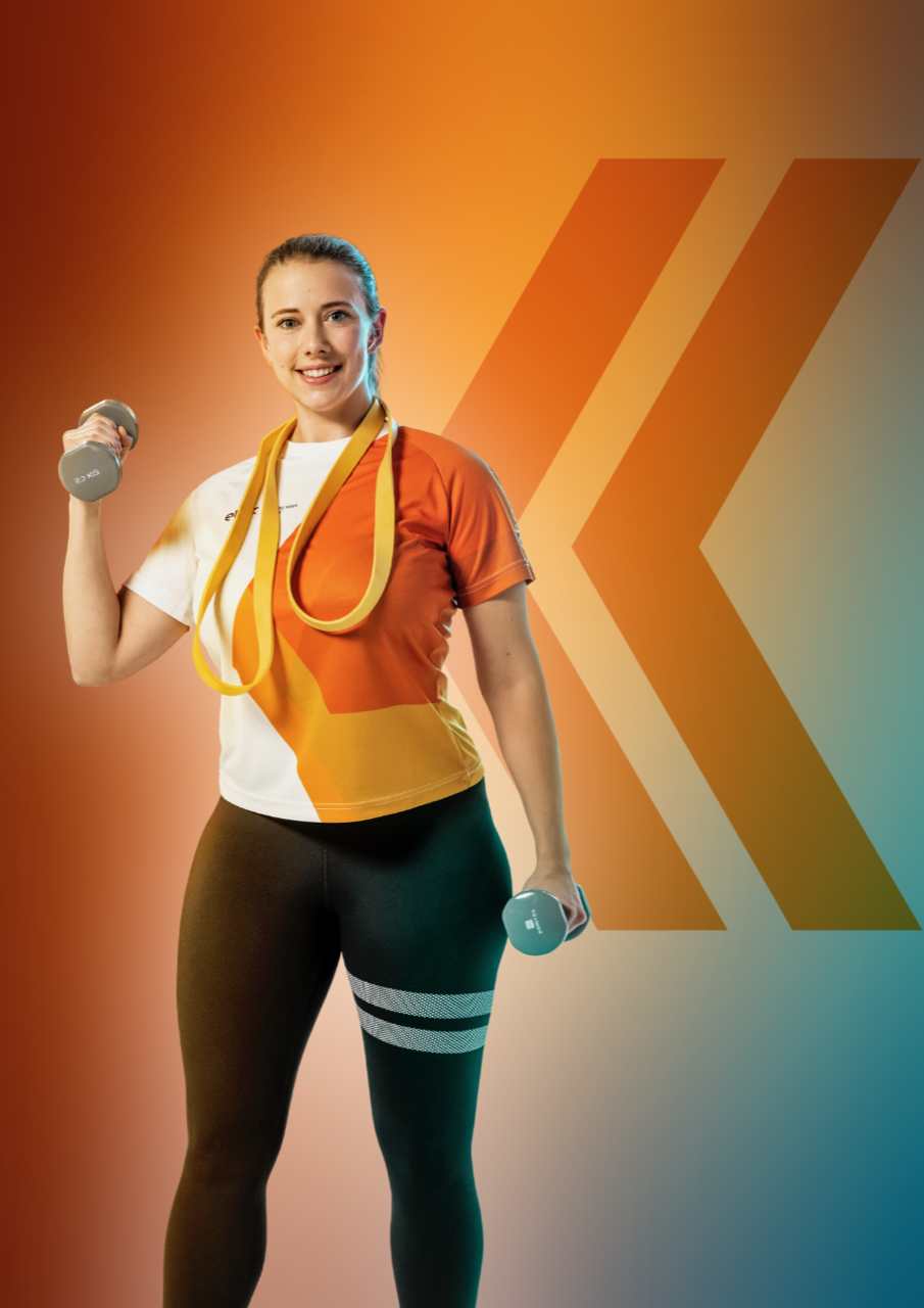 Beim Fitnesstraining: Etex Mitarbeiterin mit Teamshirt, Hanteln und Fitnessband