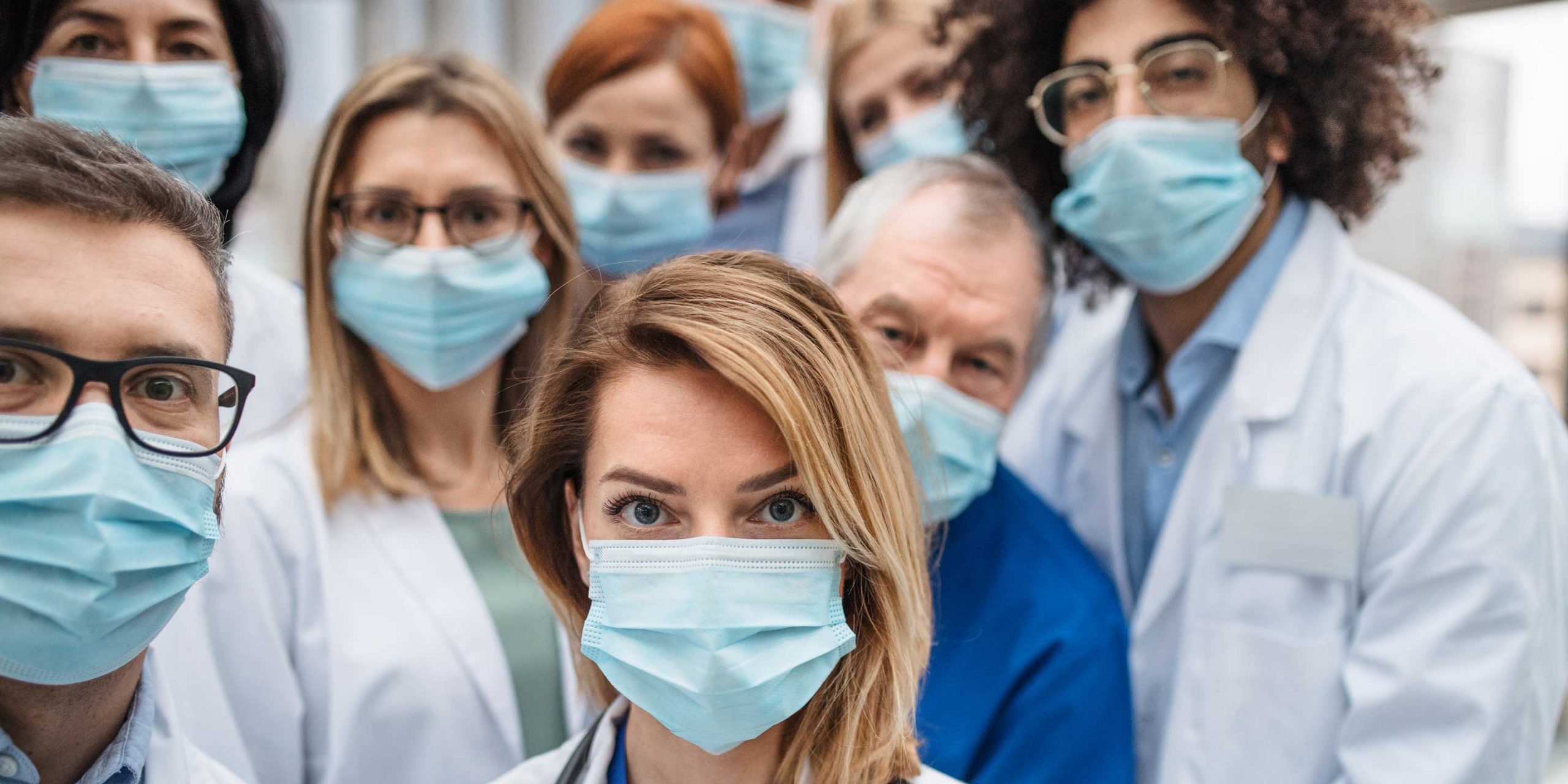 Medizinisches Personal mit hellblauen Atemschutzmasken